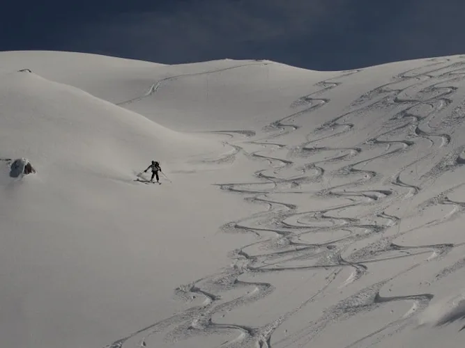 Off-piste snowboarding in Mont Blanc Massif 4
