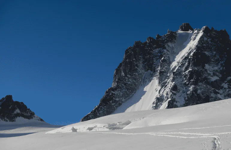 Off-piste snowboarding in Mont Blanc Massif 5