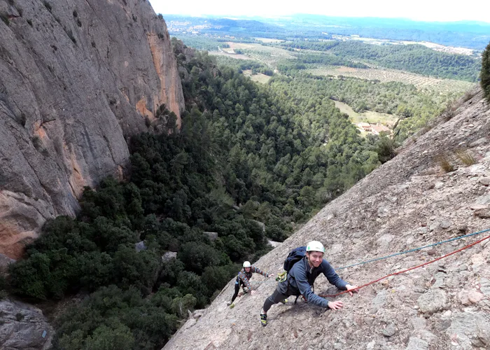 Experiencia de iniciación a la escalada multilargo en Montserrat, cerca de Barcelona