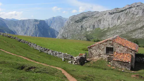 Excursión guiada de 6 días de vía ferrata y trekking en Picos de Europa