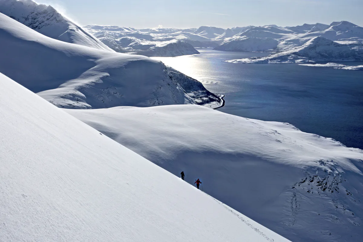 Esquí de travesía en la isla Uløya, Alpes de Lyngen | Norway