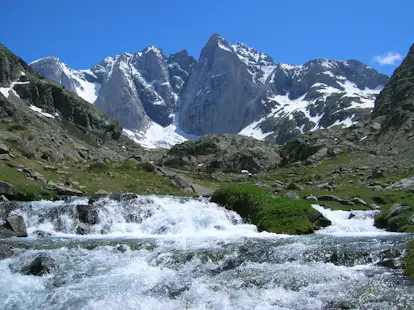 5-day hut-to-hut ski tour from Balaitus to Vignemale, Pyrenees