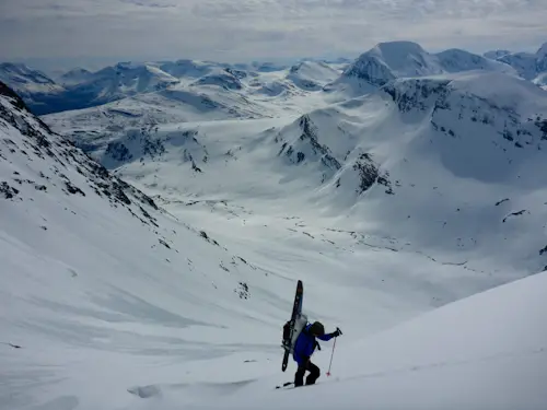Vacaciones en el norte de Noruega: esquí de travesía en los Alpes de Lyngen