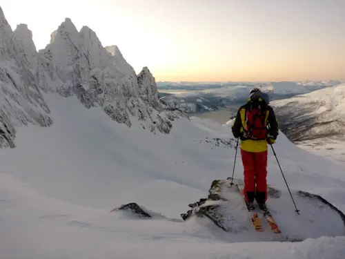 Esquí de travesía en las montañas de Narvik viaje de uno o varios días