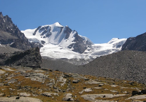 Hiking traverse from Chabod to Vittorio Emanuele hut