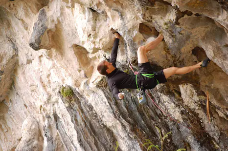 Hattiban guided rock climbing day in Nepal