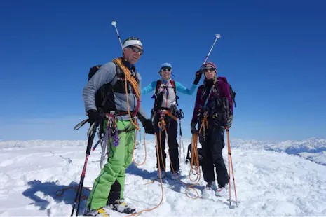 Ski de randonnée avec un guide dans l'Oberland bernois suisse