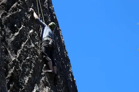 Rock climbing courses for all levels in Patagonia and Cordoba