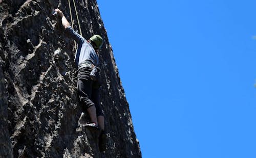 Rock climbing courses for all levels in Patagonia and Cordoba