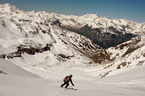 Off-piste skiing course in Piau Engaly, Pyrenees