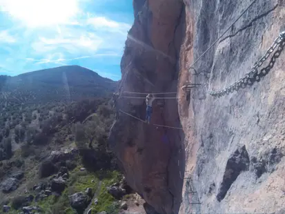 Excursión guiada de vía ferrata en Moclín, Granada