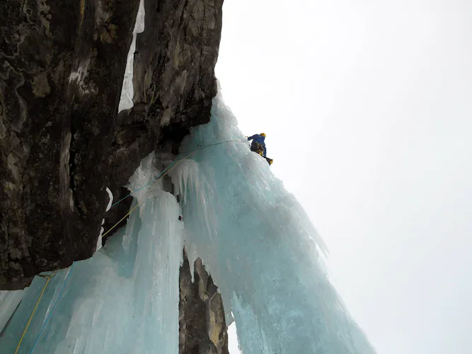 Icefall wonders 1-day programs in the Alps