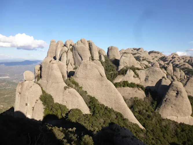 Escalada en roca en la cadena montañosa de Montserrat, Cataluña