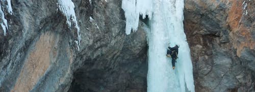 Ice climbing course in the Hautes Alpes