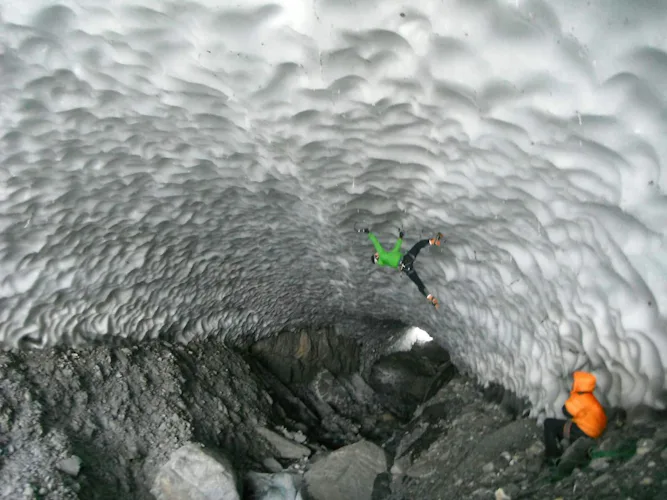 Cascade de glace avec un guide dans les Alpes