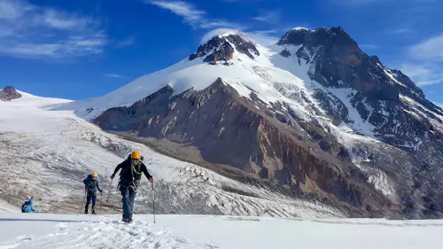Escalade du Kazbek dans les montagnes du Caucase, Géorgie