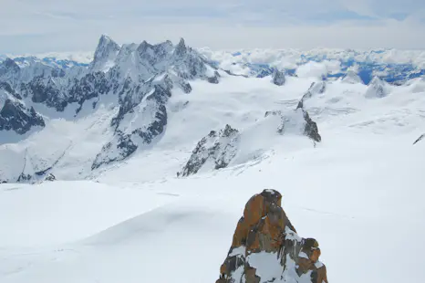 Ski hors piste sur la Vallée Blanche depuis l'Aiguille du Midi