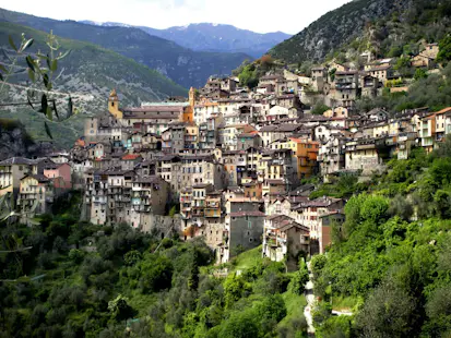Senderismo en el pintoresco pueblo elevado de Saorge, en la Costa Azul, Alpes del Sur