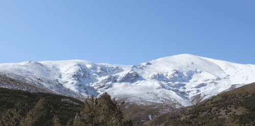 2-day snowshoeing traverse in Sierra Nevada