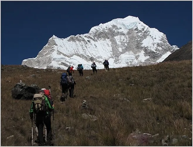 Trekking de Cedros + Ascenso al Vallunaraju, en la Cordillera Blanca