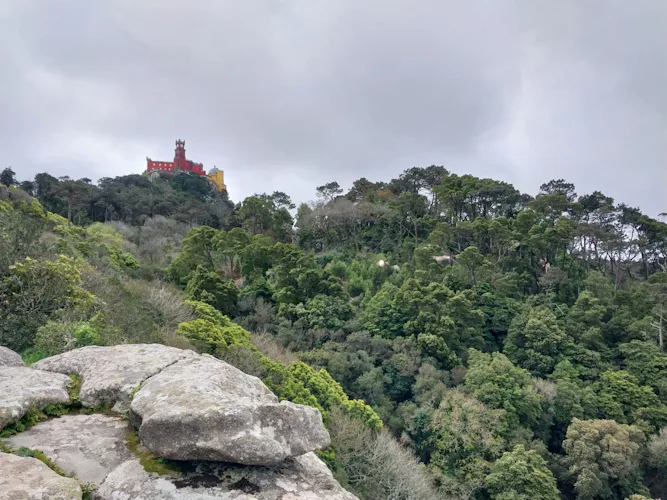 Escalada en roca en el Parque Natural de Sintra-Cascais cerca de Lisboa, Portugal