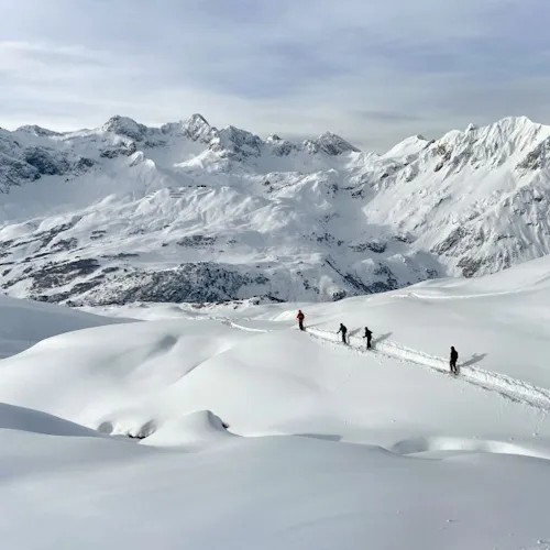 Grupo de esquí fuera de pista para intermedios en Arlberg, St. Anton