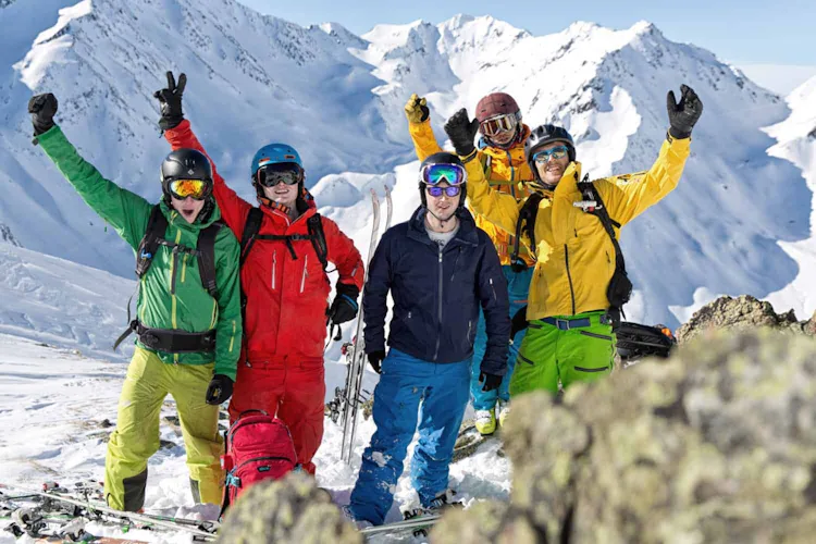 Grupo de esquí fuera de pista para intermedios en Arlberg, St. Anton