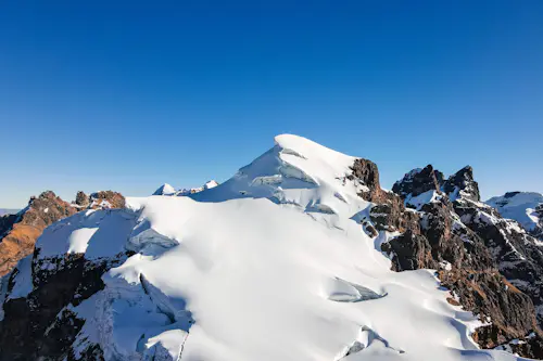 Ascenso fácil a la cumbre de Huarapasca (5,418m) en Perú, excursión de un día desde Huaraz