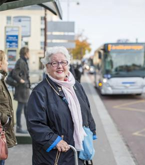 Photo d'une femme à l'arrêt de bus