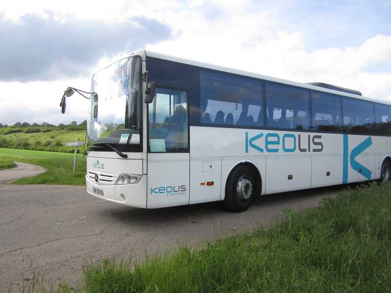 Autocar de Keolis réalisant les liaisons des lignes régulières pour la région. Keolis Pays d'Artois s'occupe actuellement de six lignes régionales.