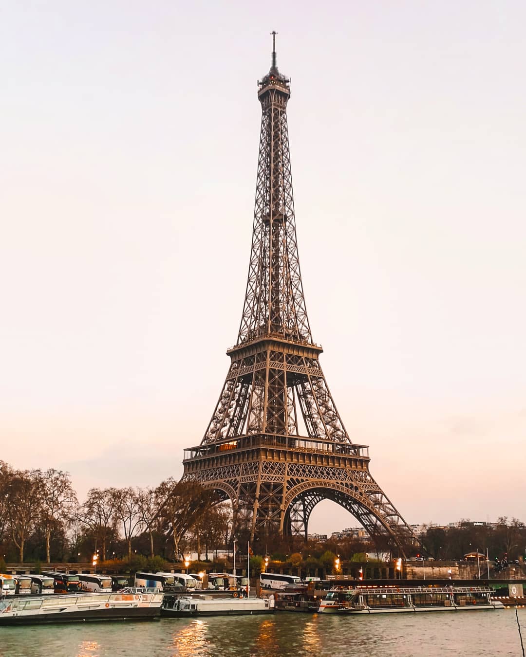 Photo de la Tour Eiffel au coucher du soleil. Paris est l'une des villes les plus visitées au monde. La proximité de Keolis Pays d'Artois avec Paris est un atout majeur.