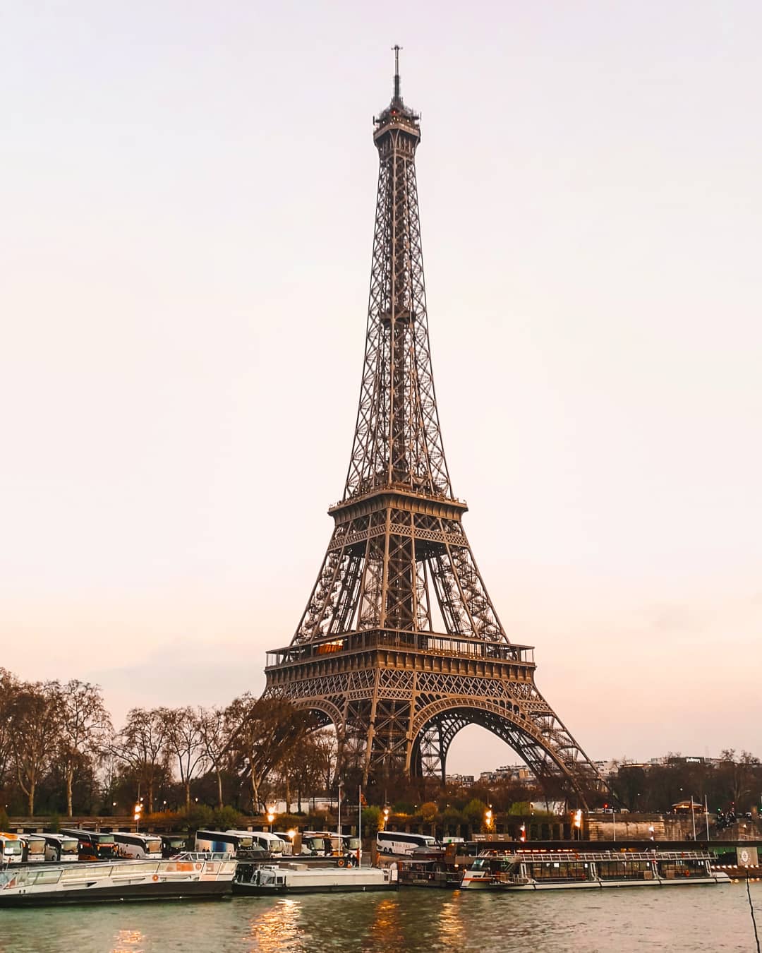 Tour Eiffel Photo de la Tour Eiffel au coucher du soleil. Paris est l'une des villes les plus visitées au monde. La proximité de Keolis Pays d'Artois avec Paris est un atout majeur.