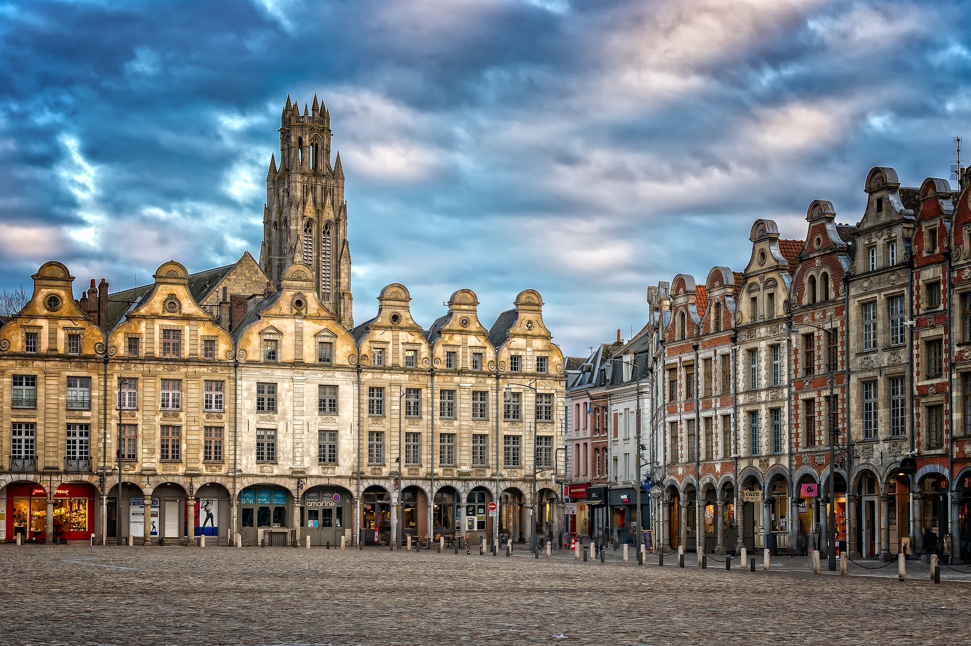 La place des héros à Arras, l'une des deux places du centre-ville. Les façades identiques des maisons longeant cette place en fait un lieu unique en France. C'est l'une des principales attractions de la ville.