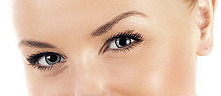 woman with thin eyebrows looking at the camera