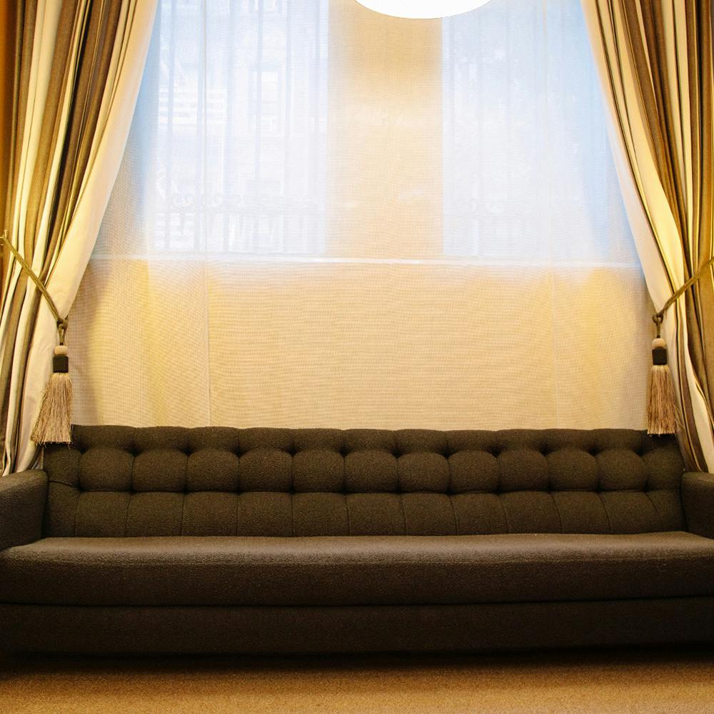 A sitting area in New York Plastic Surgeon, Dr. Olivia Hutchinson's surgical suite