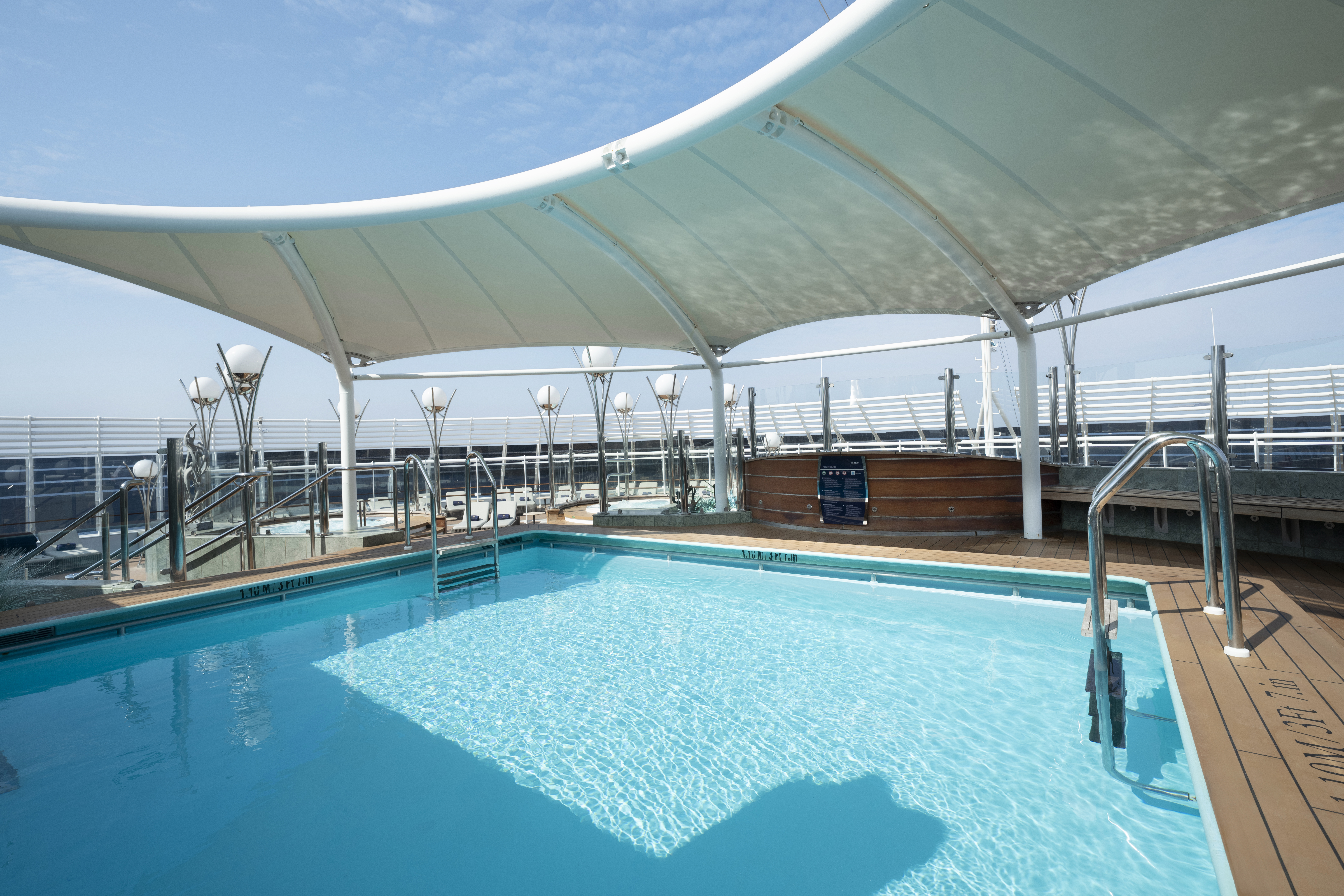 Piscina do MSC Yacht Club a bordo do MSC Divina