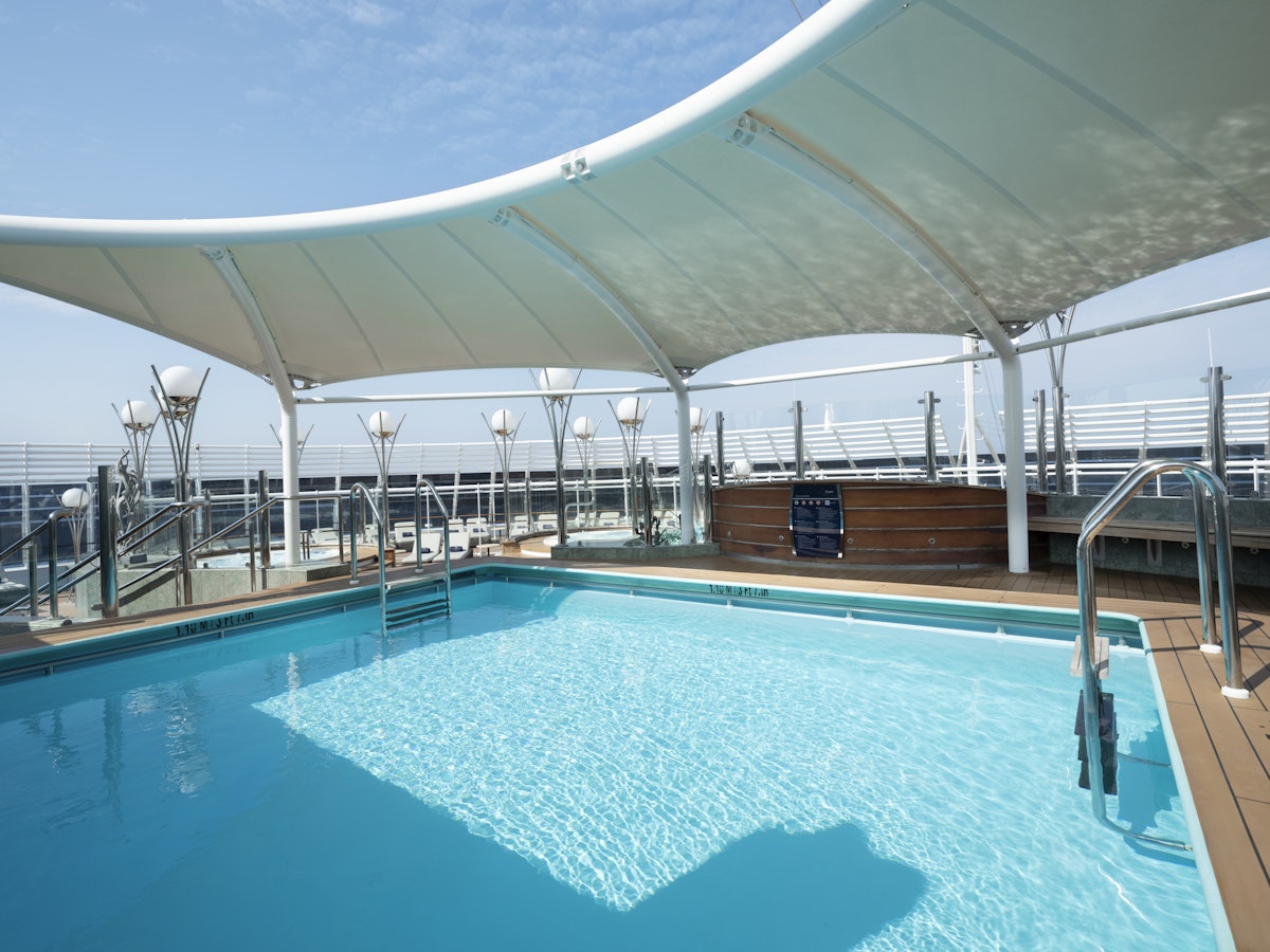 Piscina do MSC Yacht Club a bordo do MSC Divina