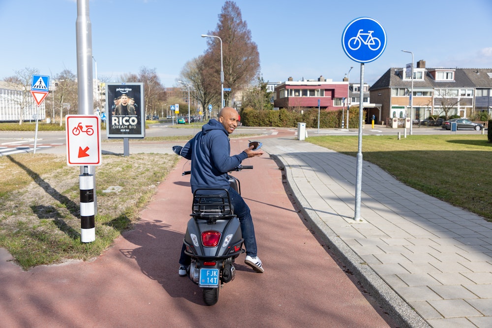 Achterop op de bromfiets? Zo doe je dat — Theorie Toppers
