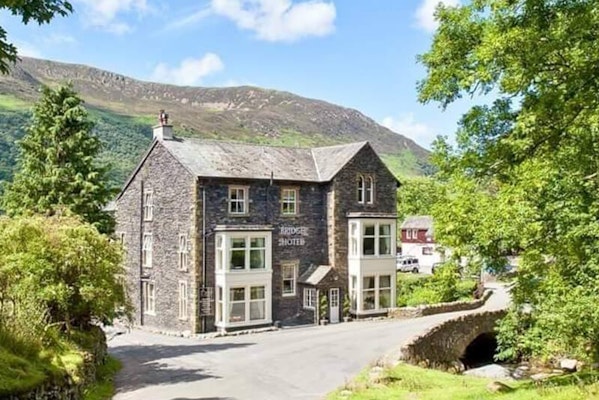 Lake District dog friendly pub The Bridge