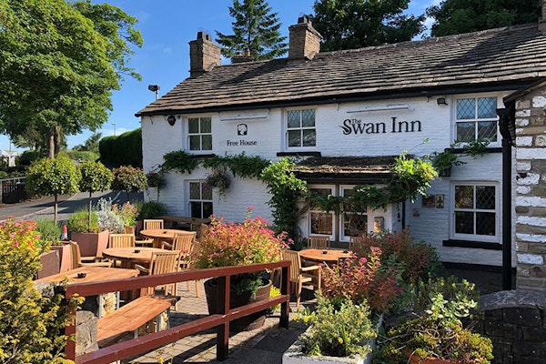 Peak District dog friendly pub Swan Inn