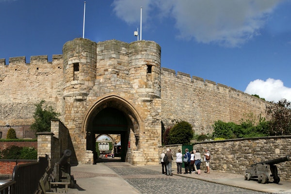 Lincoln dog walks Castle