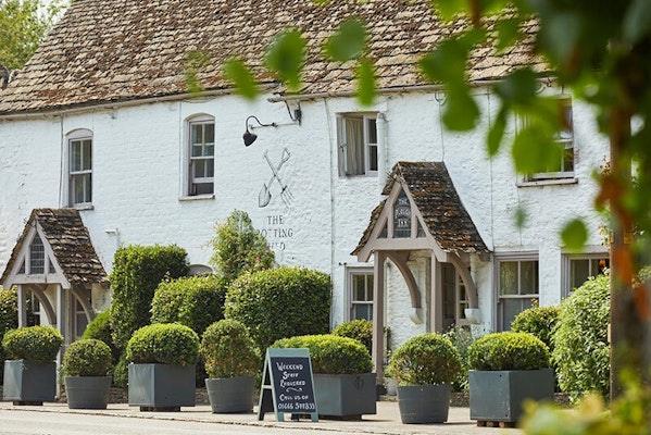 Cotswolds dog friendly pubs Potting Shed