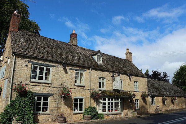Cotswolds dog friendly pubs Red Lion