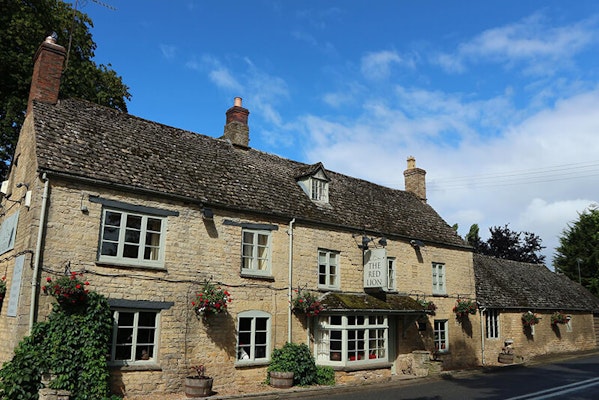 Cotswolds dog friendly pubs Red Lion