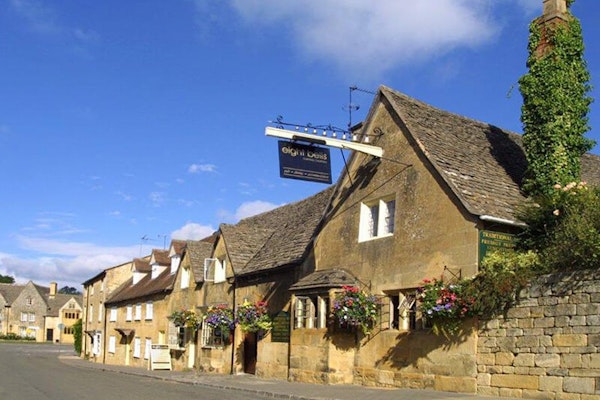 Cotswolds dog friendly pubs Eight Bells