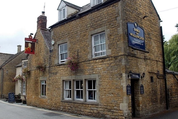 Cotswolds dog friendly pubs Duke of Wellington