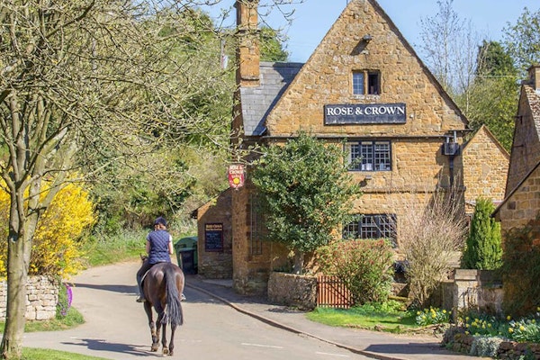 Cotswolds dog friendly pubs Rose & Crown