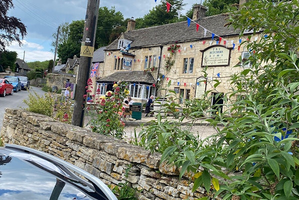 Cotswolds dog friendly pubs Butchers Arms