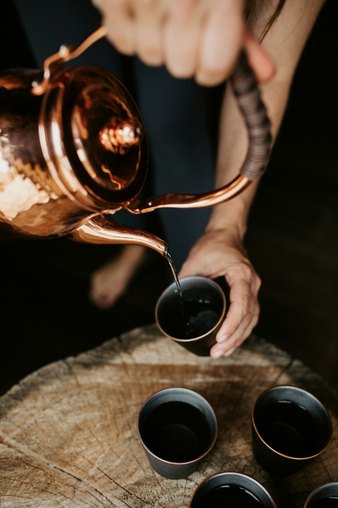 lady pouring tea