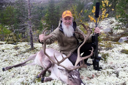 Rein glede: Det gir ubetinget og rein glede å få ta del i arven etter våre forfedre som fulgte villreinen opp langs iskanten for flere tusen år siden. Her er artikkelforfatteren med en storbukk fra Rendalen som ble felt nede i skogen. jeger med skutt villrein